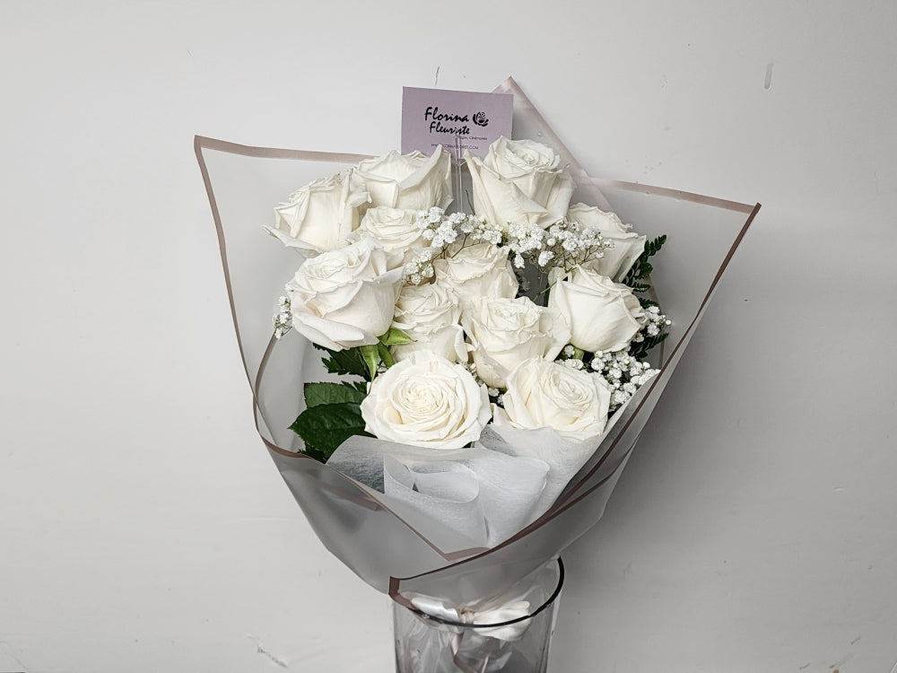 12 White Roses