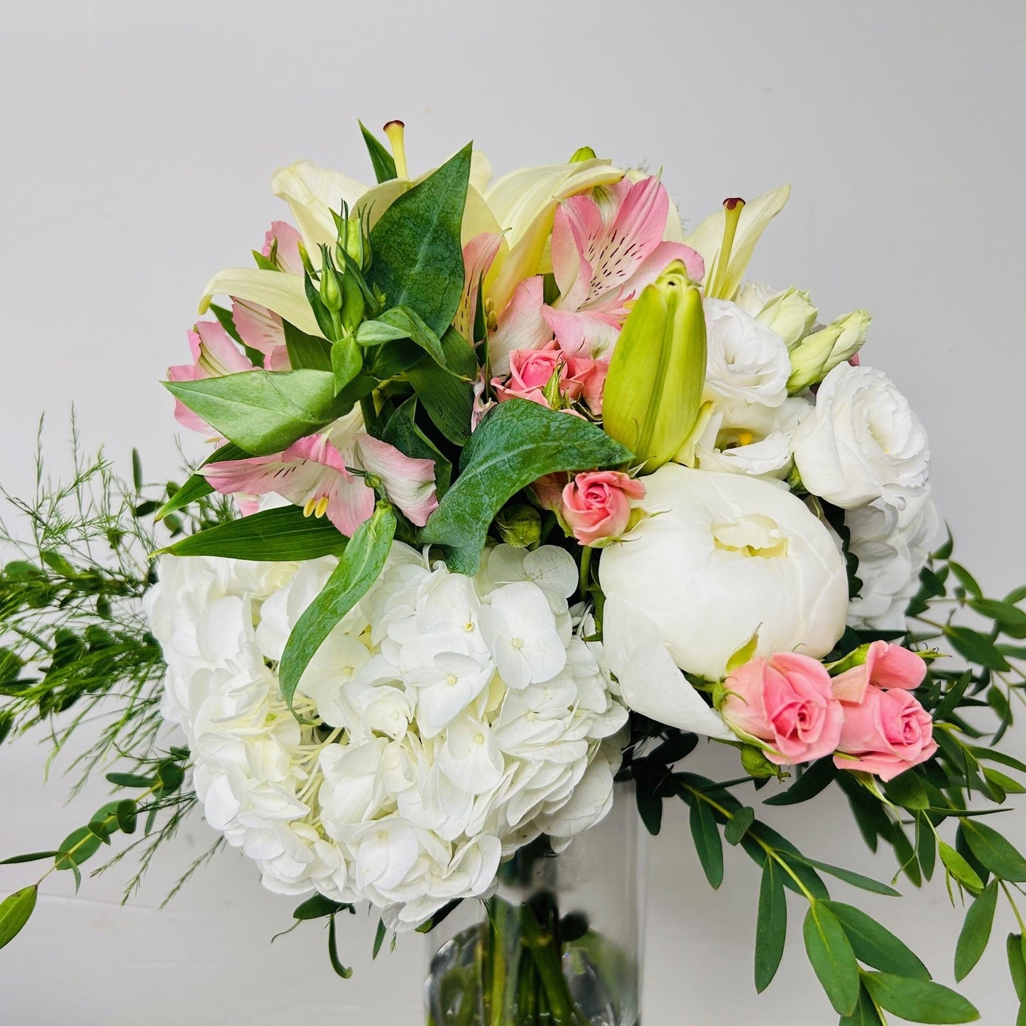 Classic Bouquet With Vase_1