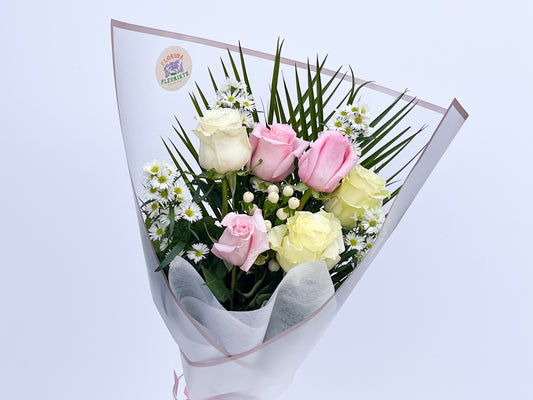 6 white and pink roses