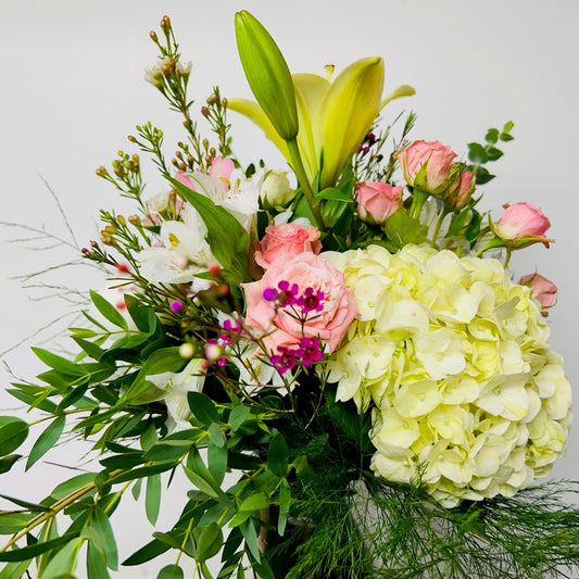Classic Bouquet With Vase_2